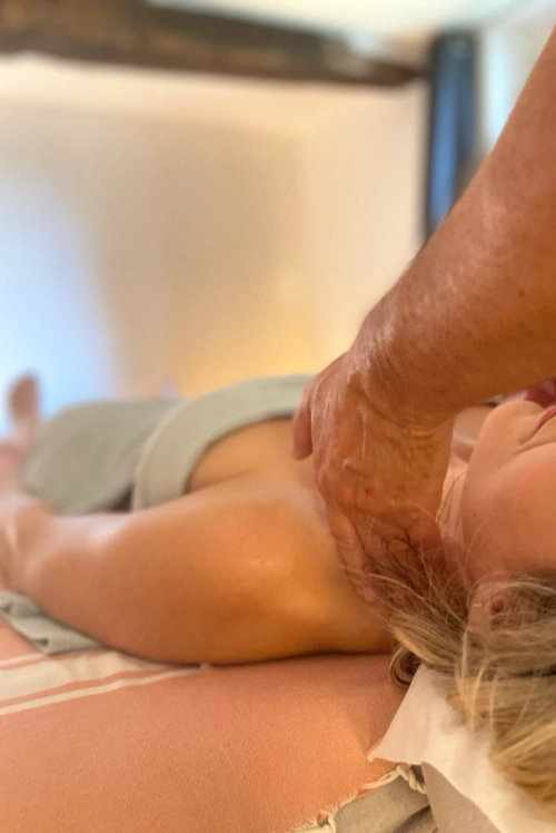massage-epaule-cou-maison-chambres-hotes-ecoresponsable-toulouse-tarn-occitanie.webp
